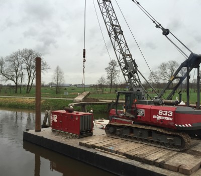 Aanbrengen betonnen fietsbrug over kanaal