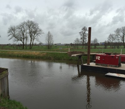 Aanbrengen betonnen fietsbrug over kanaal