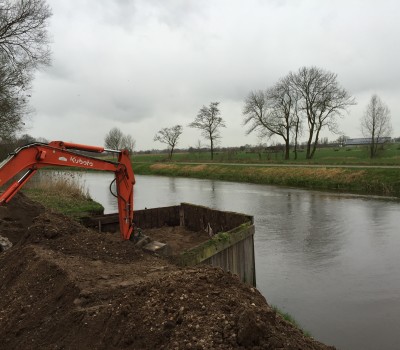 Aanbrengen betonnen fietsbrug over kanaal