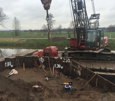 Aanbrengen betonnen fietsbrug over kanaal