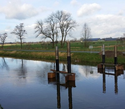 Aanbrengen betonnen fietsbrug over kanaal