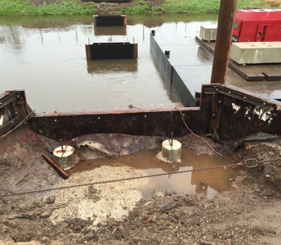 Aanbrengen betonnen fietsbrug over kanaal