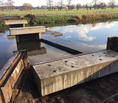 Aanbrengen betonnen fietsbrug over kanaal