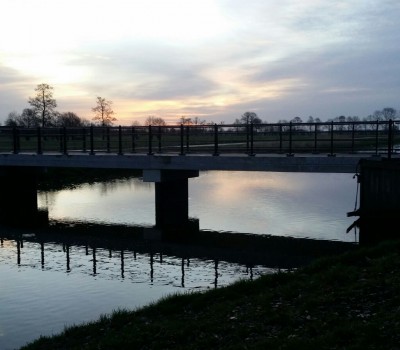 Aanbrengen betonnen fietsbrug over kanaal