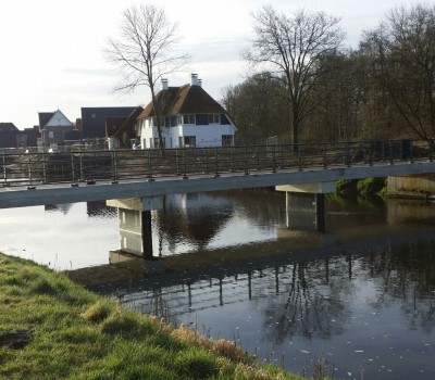 Aanbrengen betonnen fietsbrug over kanaal