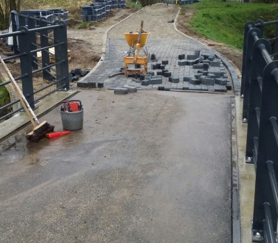 Aanbrengen betonnen fietsbrug over kanaal