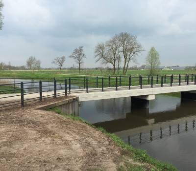 Aanbrengen betonnen fietsbrug over kanaal