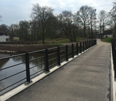 Aanbrengen betonnen fietsbrug over kanaal